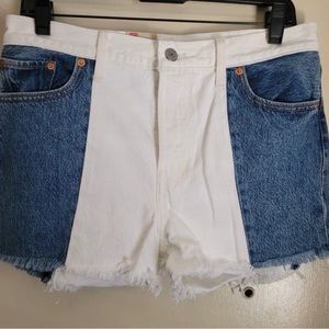 Women’s LEVI”S skirt size 29. New with tags